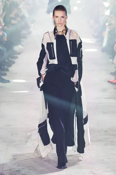 Look 28